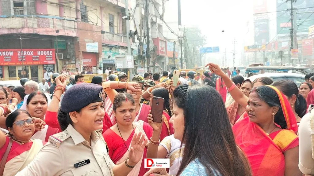 आंगनबाड़ी सेविकाओं को समझाती पुलिस