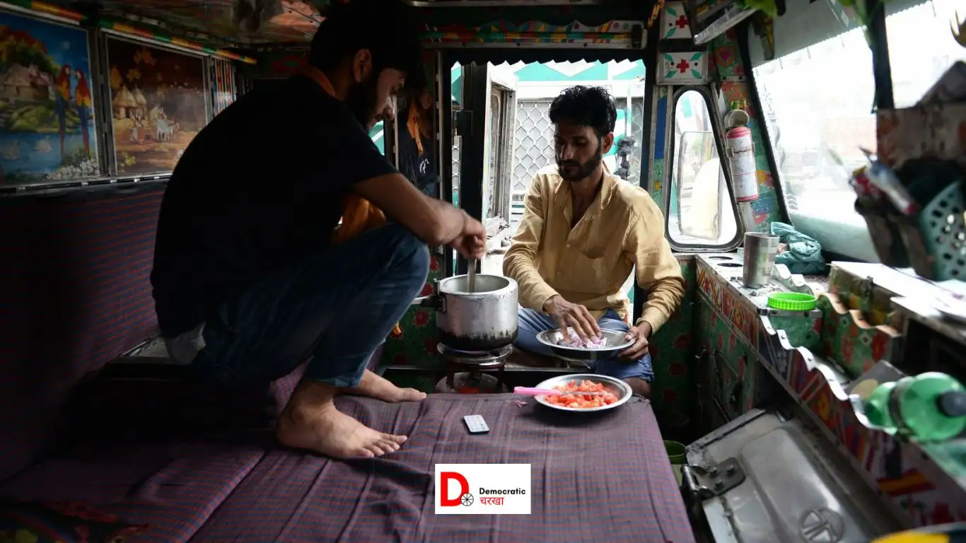 हड़ताल के दौरान ट्रक में खाना बनाते ड्राइवर