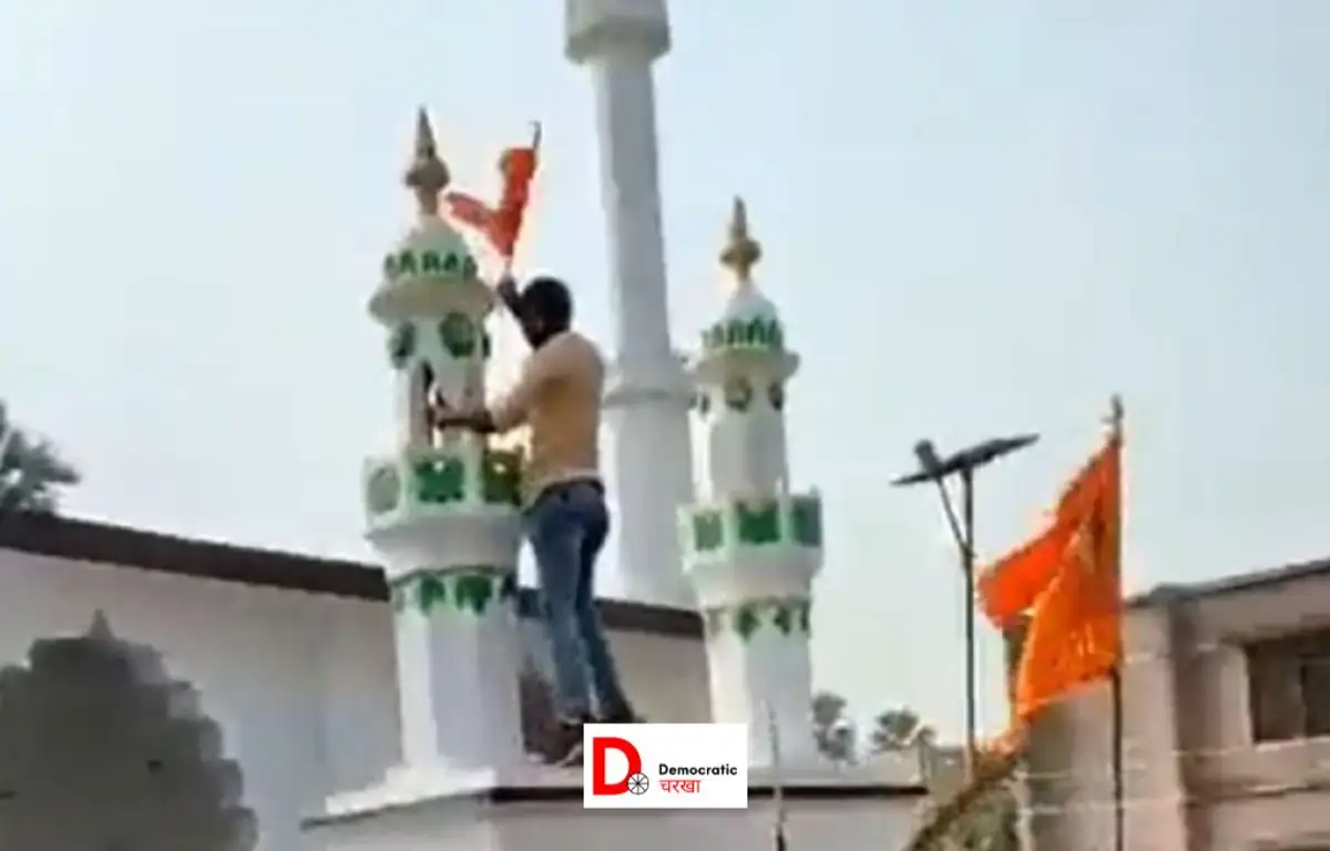 मुज़फ़्फ़रपुर में मस्जिद पर भगवा झंडा लगाती भीड़ 