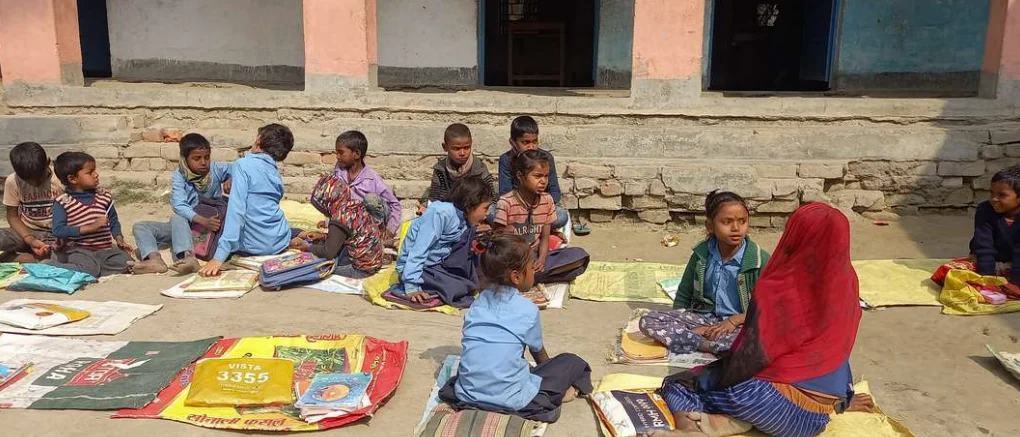 बच्चों के पास बैठने की भी जगह नहीं है