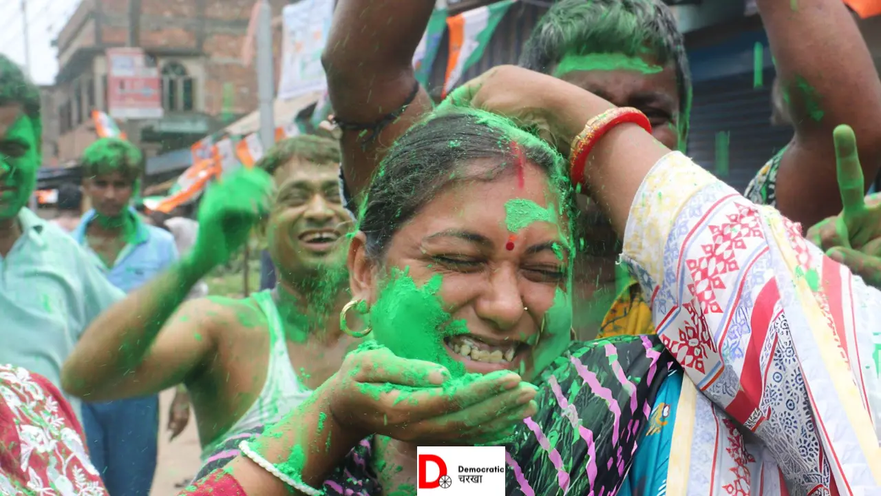 TMC की जीत की ख़ुशी मानती हुई महिला कार्यकर्ता 