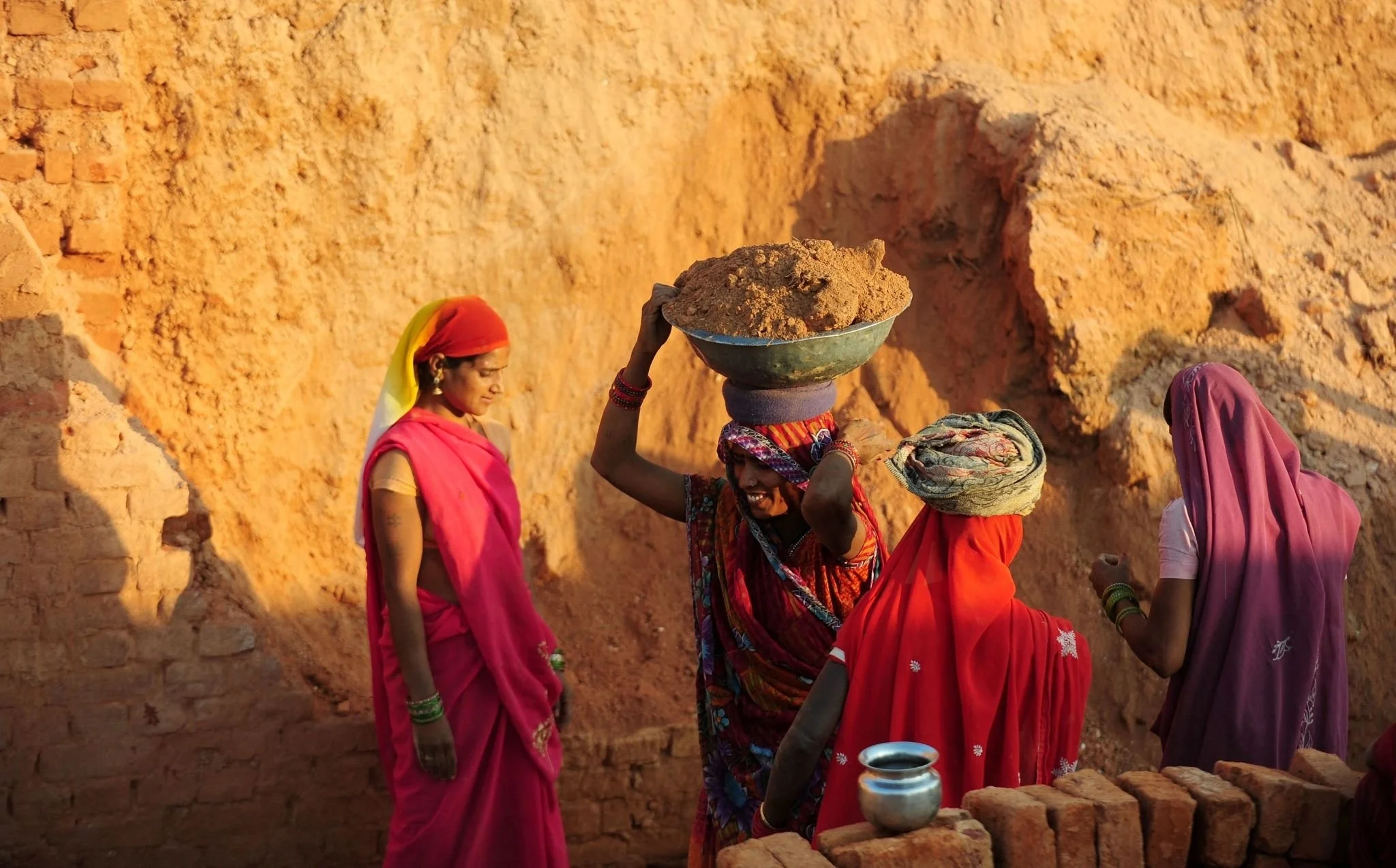 महिलाओं में बेरोज़गारी बढ़ने की बड़ी वजह सामाजिक बेड़ियां हैं