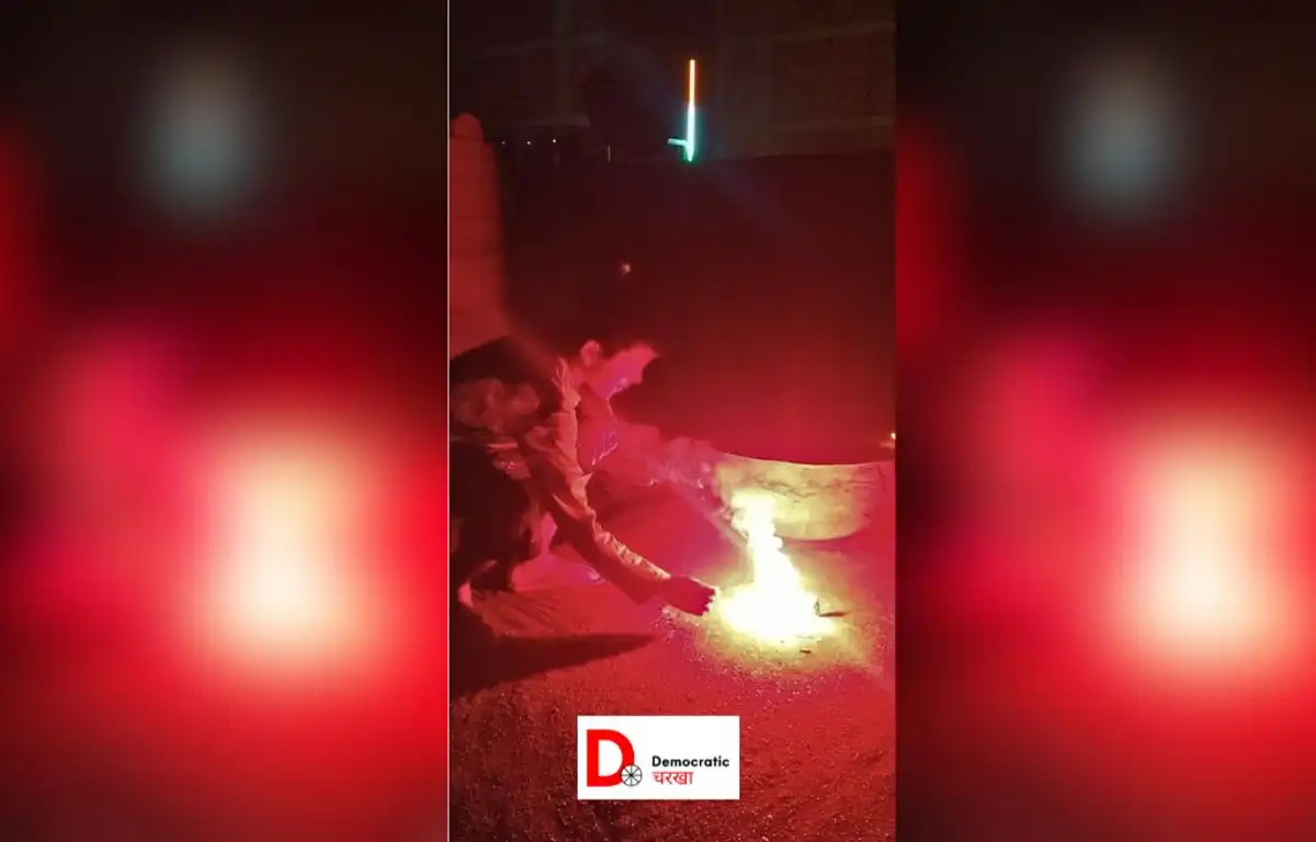 दिवाली के दौरान पटाखा फोड़ते बच्चे