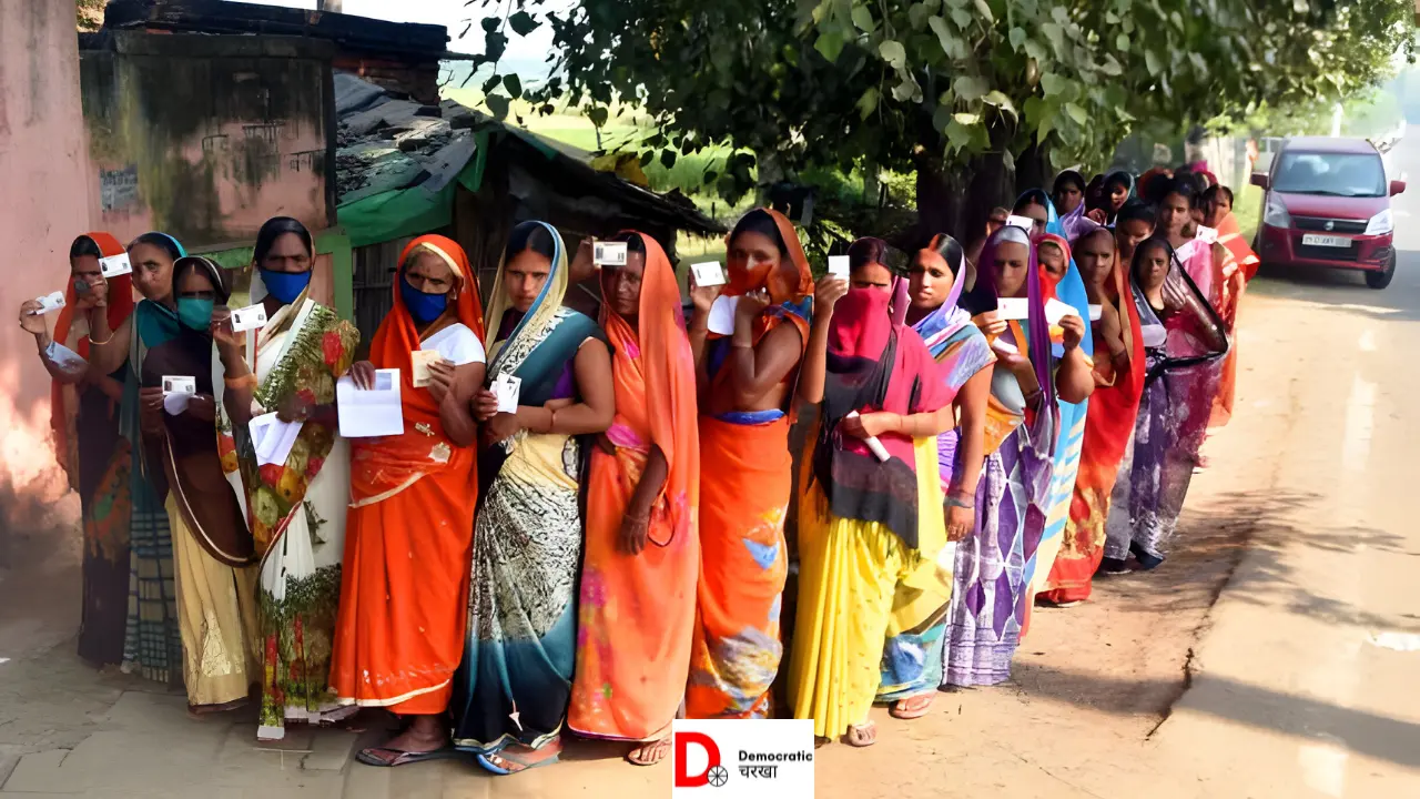 गाव की महिला वोट देते हुए