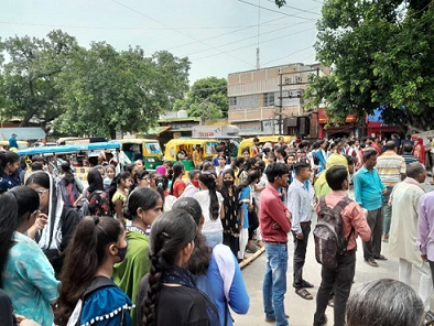 स्कूल पर पुलिसवालों