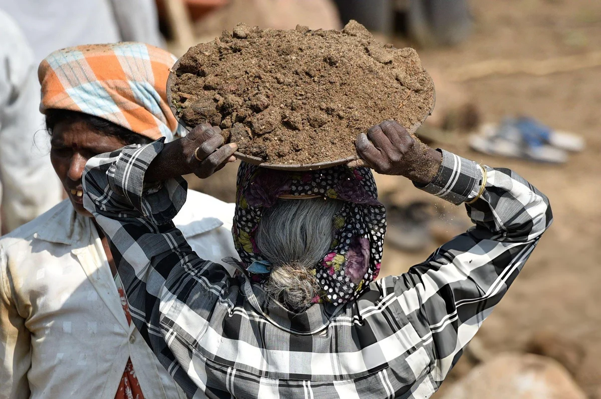 मनरेगा: नाम बदला, नियत बदली और मज़दूरों की ज़िन्दगी भी
