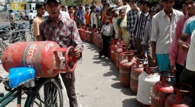indian-people-queue-their-lpg-gas-cylinders-440nw-7874863d
