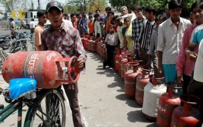 indian-people-queue-their-lpg-gas-cylinders-440nw-7874863d