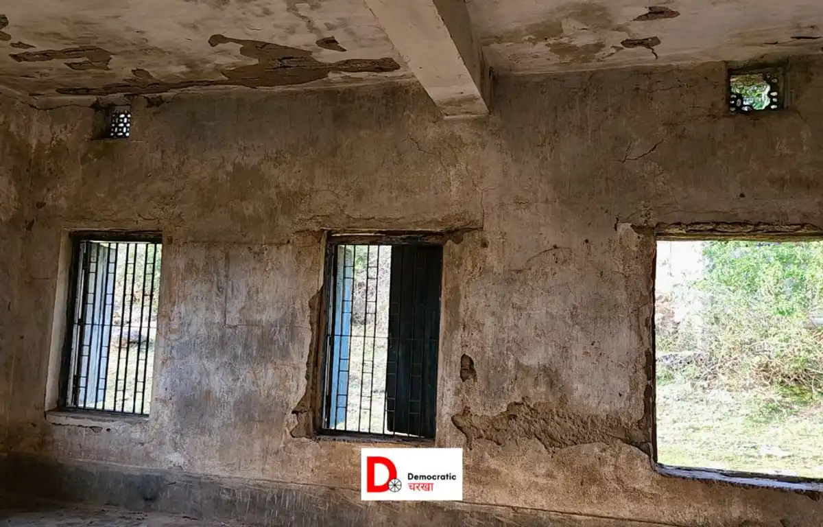 टूटा हुआ आंगनवाड़ी केंद्र