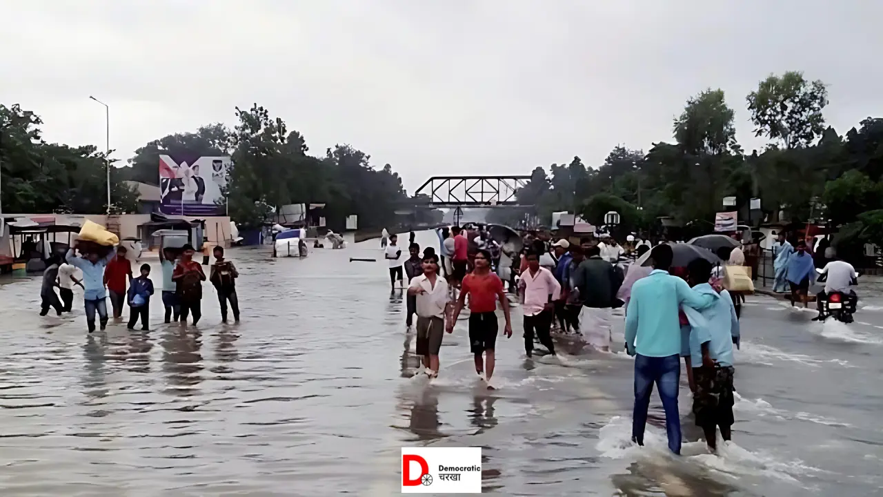 बाढ़ में डूबी सड़क