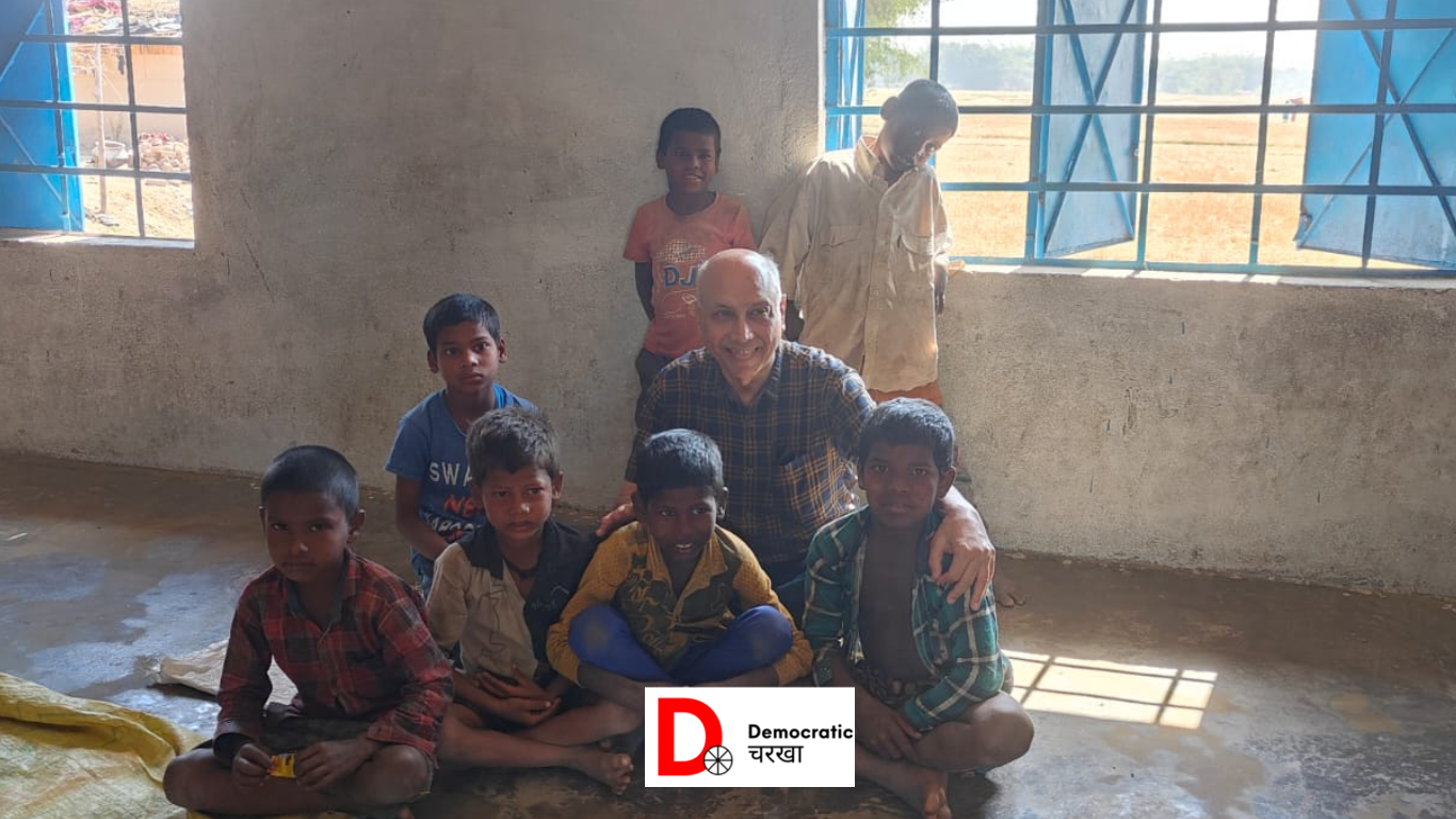 सुविधाविहीन स्कूल में पढ़ते बच्चे