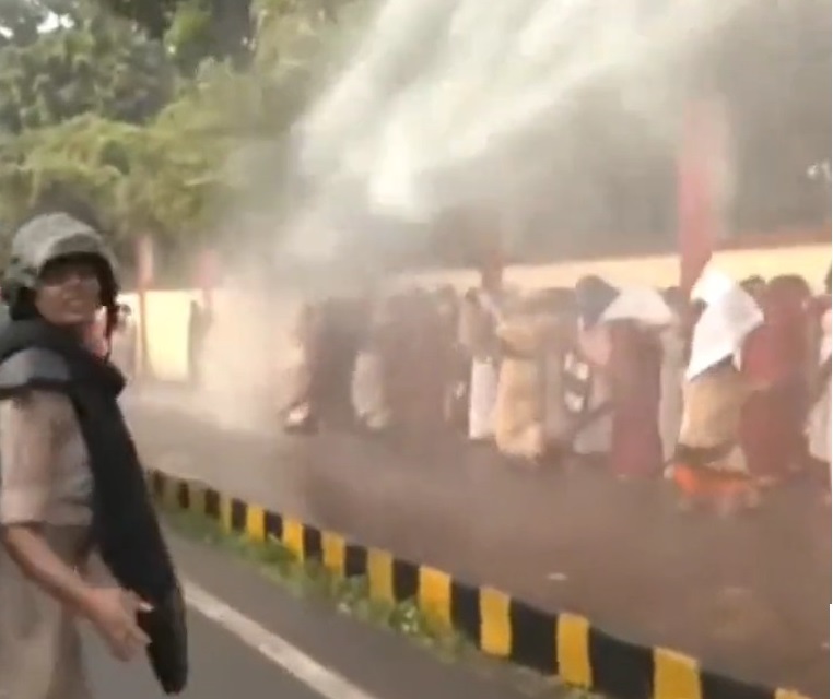 पुलिस ने वाटर कैनन से खदेड़ा