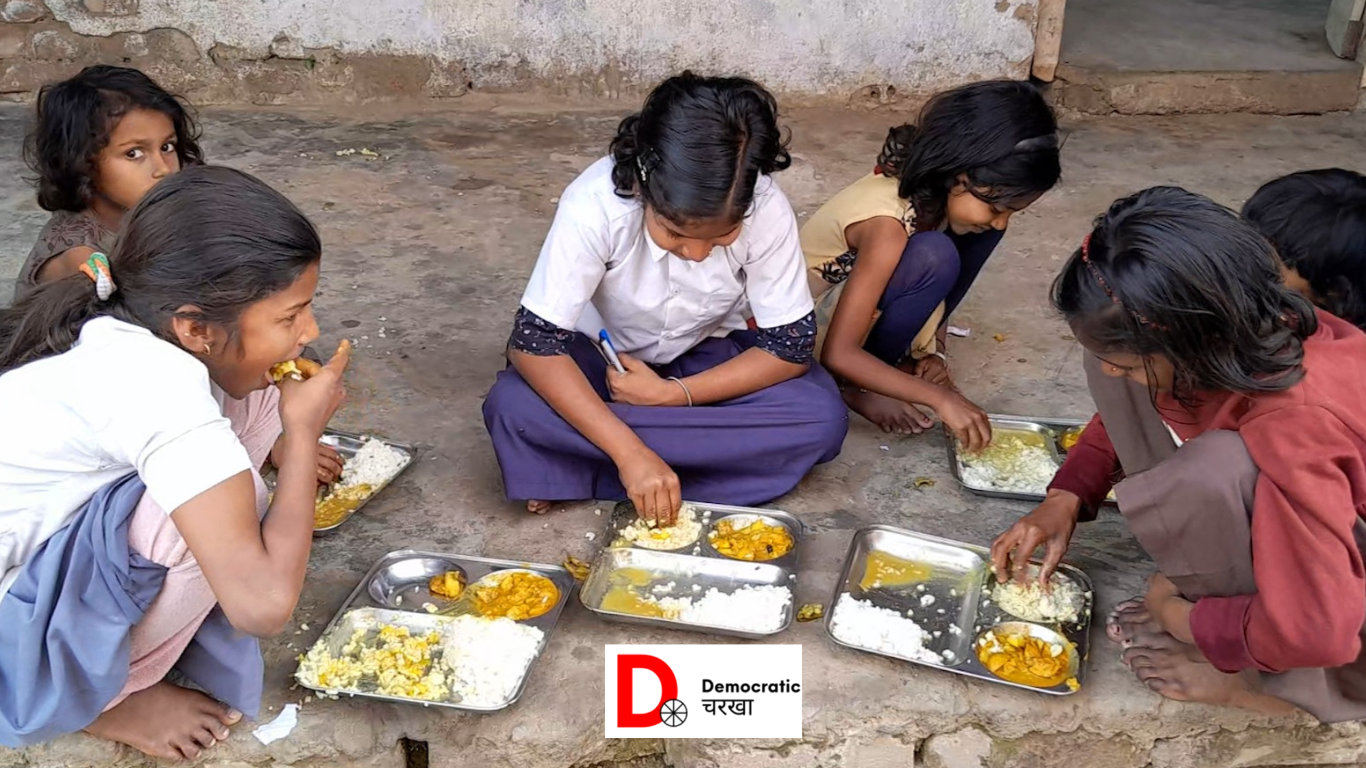 मीड डे मील खाते बच्चे