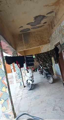 स्कूल पर पुलिसवालों