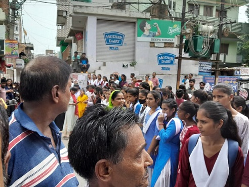 स्कूल पर पुलिसवालों