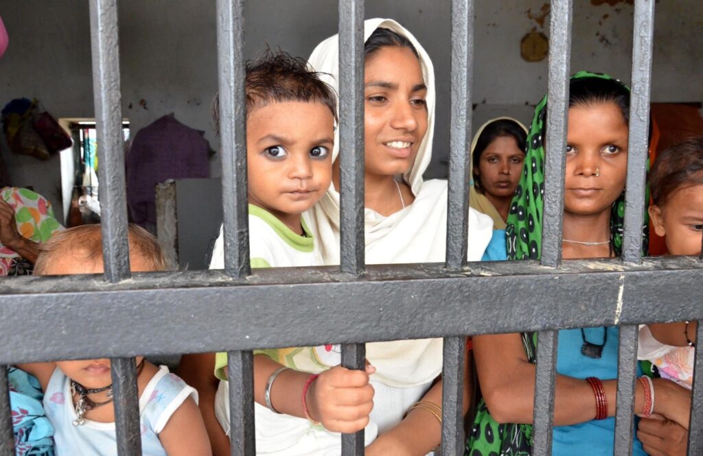 क्षमता से अधिक कैदी